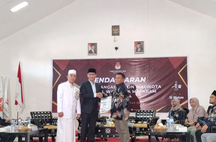 Paslon Harum menyerahkan dokumen pendaftaran ke KPU Kota Mataram