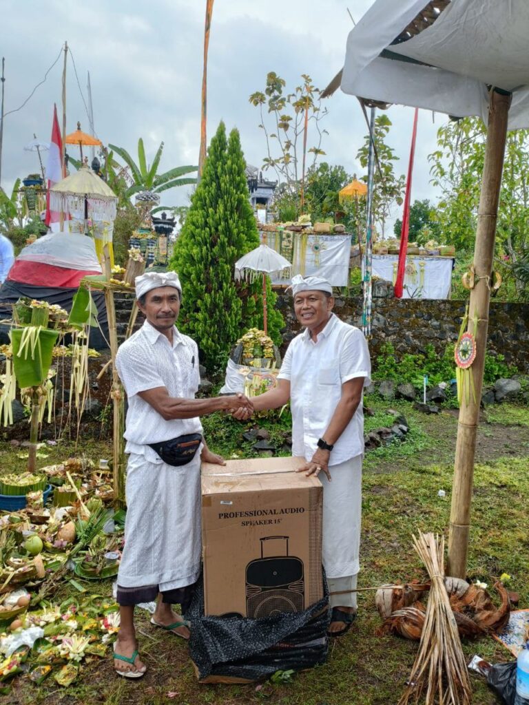 Pak Ichal juga menyerahkan seperangkat pengeras suara wireless