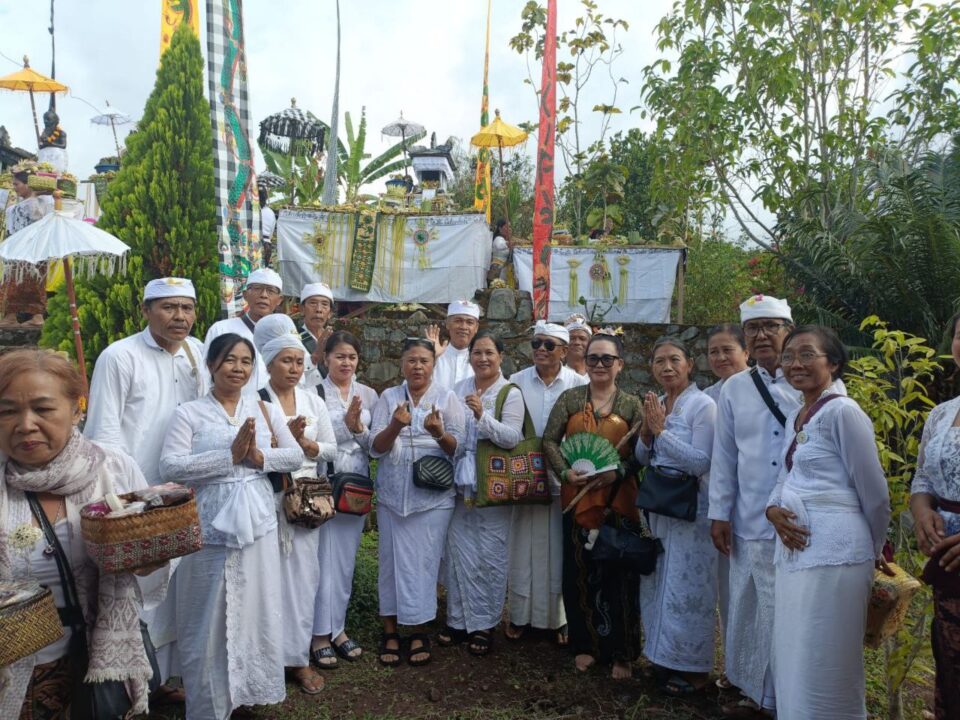 Upacara Pujawali Pura Awan